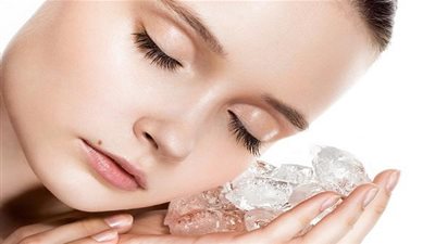 7 فوائد مذهلة ستجعلك تضعين الثلج على وجهك يومياً