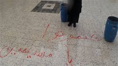 لحظة تهديد شخص الأقباط داخل كنيسة بدمياط الجديدة: 