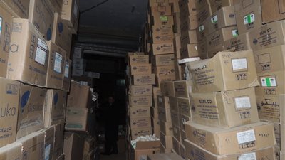 ضبط 4100 ليزر يسبب العمى داخل مخزن بالجمالية