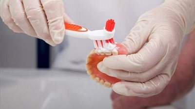 كيفية العناية السليمة بطقم الأسنان