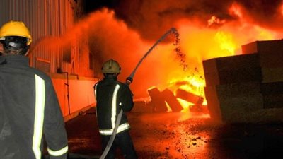 إخماد حريق في محطة وقود بـ