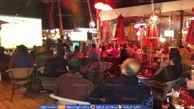 القمة 113.. الجماهير تملئ المقاهي لمتابعة لقاء الزمالك والأهلي (فيديو وصور)