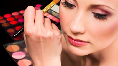 ظلال الجفون البرونزية تغازل عيونك !