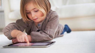 طفلة تستخدم بصمة والدتها اثناء النوم وتشتري مجموعة من الألعاب بآلاف الجنيهات !