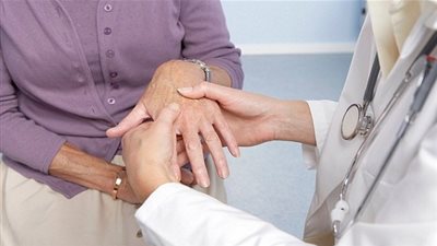 السيدات أكثر عرضة للإصابة بالتهاب المفاصل.. لهذا السبب!