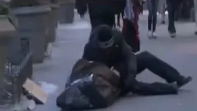 مشرد يلقن المارة درسًا قاسيًا في الأخلاق (فيديو)