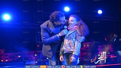 راغب علامة يداعب طفلة صغيرة على المسرح  خلال حفله بشرم الشيخ (صور)