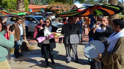 استقبال مى سليم فى مطار شرم الشيخ بالطبل والتنورة استعدادًا لحفله (صور)