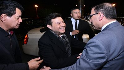 وصول هاني شاكر استعدادا لبدء حفل رأس السنة (صور)