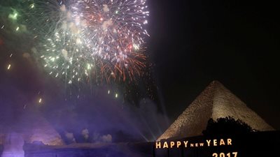 الميرور: مصر تستقبل العام الجديد بعرض ألعاب نارية بالقرب من الأهرامات  