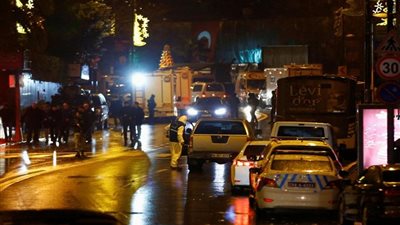 لحظة دخول منفذ الهجوم على الملهى الليلي في اسطنبول وإطلاقه النيران (فيديو)