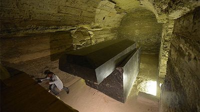 لغز 24 صندوقا فضائيا وجدوا بالقرب من الأهرامات 