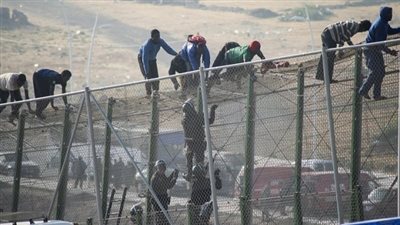 أكثر من ألف مهاجر أفريقي يحاولون اقتحام السياج الحدودي بين المغرب وإسبانيا