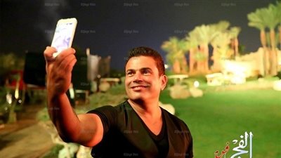 نسرين طافش تبدأ 2017 بصورة مع عمرو دياب وتثير تساؤلات الجمهور