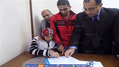 وزير الإسكان يسلم 