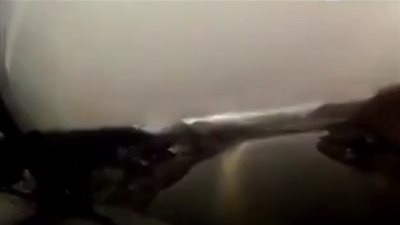 مشهد مصور بتقنية الفاصل الزمني لاستعداد طائرة ركاب للهبوط وسط غيوم كثيفة (فيديو)