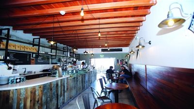 شاب حول خشب سفينة والده القديمة إلى مقهى