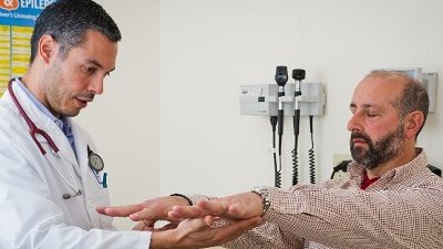 ارتعاش اليدين قد لا يشير إلى الإصابة بمرض باركنسون !