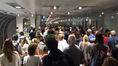 آلاف الركاب عالقون في المطارات الأمريكية بسبب عطل فني