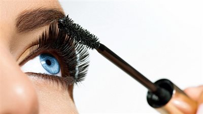 تعرفي على طرق تجديد الماسكارا قبل الخروج إلى السهرة