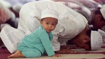 كيف تجعلين طفلك يحب الصلاة؟