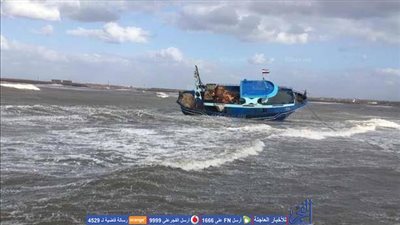 صيادو رشيد ينتشلون قارب الصيد الغارق (صور)