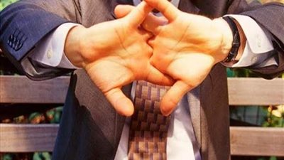 هل طقطقة الأصابع ضارة؟