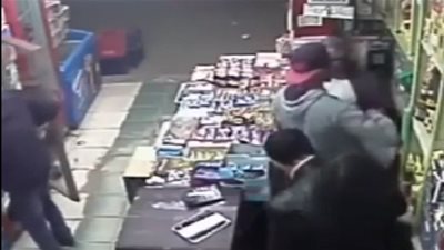 3 شباب يسرقون سوبر ماركت تحت تهديد السلاح بالجيزة (فيديو)