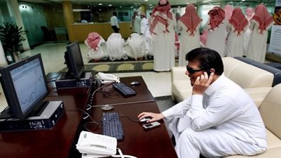 حكم من يفوته أكثر من صلاة لعذر الدراسة أو العمل (فيديو)