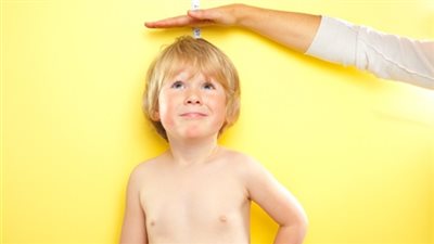 دراسة حديثة تكشف عن علاقة محتملة بين بدانة الأبوين وتأخر نمو الطفل !