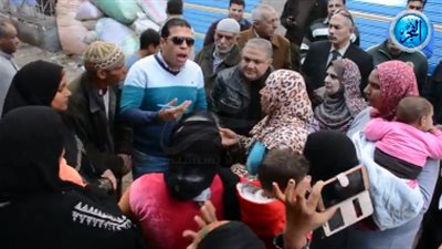 مساعدات عاجلة لـ98 أسرة وصرف 5 آلاف جنية للناجي من انهيار عقار عزبة الصفيح  (صور)