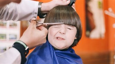 حلاق يفرض رسومًا إضافية في حال بكاء الأطفال