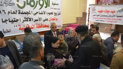 توزيع مساعدات إنسانية على الأسر الأولى بالرعاية في كنيسة العذراء مريم بتوريل المنصورة بتكليف من المحافظ (فيديو وصور) 