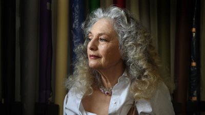 الموضة: التصالح مع العمر والتجاعيد بعد سن السبعين