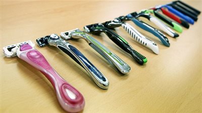 بعد حملة برلمانية.. شركة بريطانية تخفض أسعار أمواس الحلاقة النسائية للتساوي مع الرجال