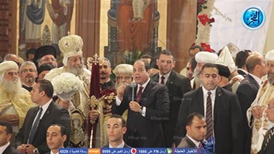 الأقباط يحتفلون بعيد الميلاد.. والسيسي يفاجئهم بوجوده في الكاتدرائية بالعباسية (فيديو)