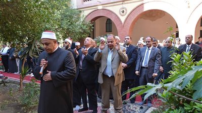 الإسماعيلية اليوم: المحافظ يؤدي صلاة الظهر داخل الكنيسة الكاثوليكية