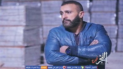 أحمد السقا يعرض نفسه للخطر لإنقاذ كارثة على الطريق (فيديو)