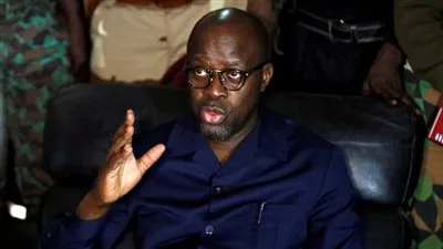 عاجل.. إطلاق سراح وزير دفاع ساحل العاج وآخرين بعد حجزهم من قبل جنود متمردين