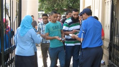الأمن الإداري بجامعة القاهرة يكثف تواجده أمام مبنى الامتحانات  