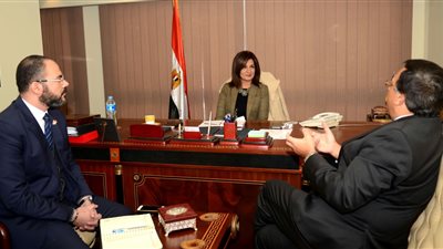 وزيرة الهجرة تبحث سبل دعم مجال علاج الأورام بالإشعاع مع شريف يعقوب