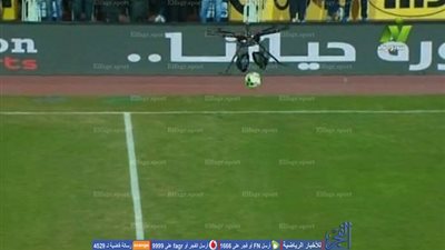مصر وتونس.. كرة المباراة تنزل لأول مرة من طائرة باستاد القاهرة (فيديو) 