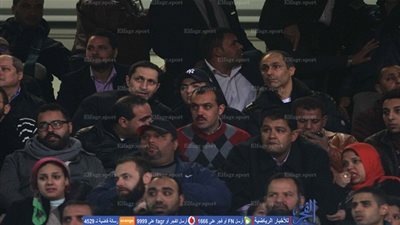  الجماهير تحاصر علاء وجمال مبارك بـ