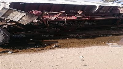 إصابة شخص في حادث تصادم قطار بسيارة نقل بالسويس (صور)