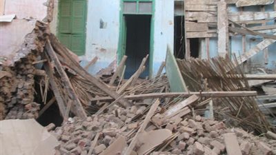 مصرع طفلة سقط عليها حائط بسوهاج