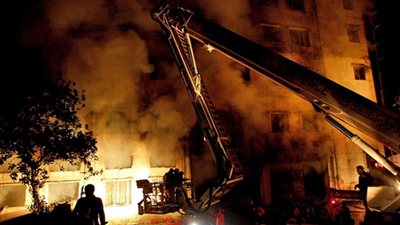 مصرع وإصابة 5 أشخاص جراء اندلاع حريق بمبنى سكنى فى باكستان