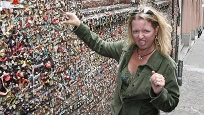 جدار العلكة.. أقذر الأماكن السياحية بالعالم!