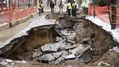 كسر في خط المياه يتسبب في ابتلاع سيارتين !