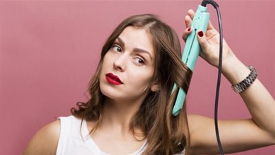 تجنبي هذه الأخطاء عند استخدام مكواة الشعر