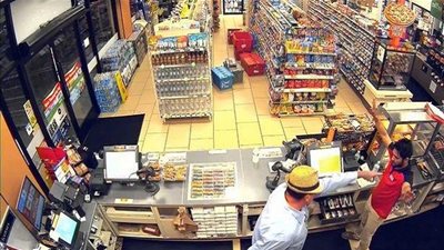 رجلاً يستخدم يده كمسدس وهمي للسطو على متجر بأميركا (فيديو) 